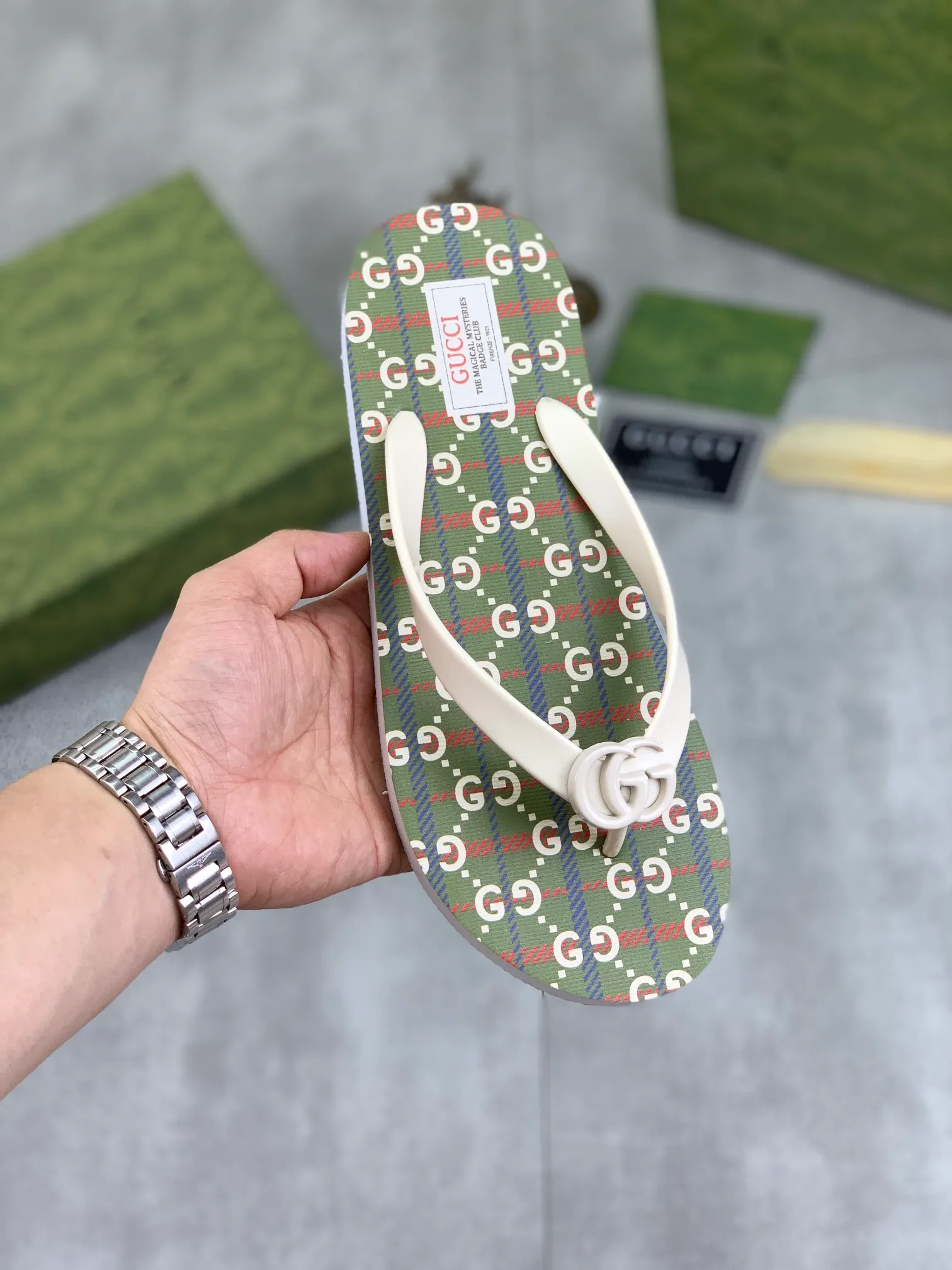 Men's men's shoes 💰P220💰【New style】🆘【GUCCI】Official website's popular Gucci adult couple 🧑‍🤝‍🧑 style, children's flip-flops are on sale at the counter simultaneously! Original fabric imported from Italy. Original bottom provided by the original factory. Size: Adult 36-45. Children’s size: 30-37. Multiple colors available.